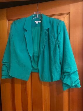 EUC Chico’s Blue Green Cropped Blazer w/ Ruched Sleeves